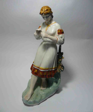 Фарфоровая статуэтка "Гадание на ромашке" полонская фабрика БУ