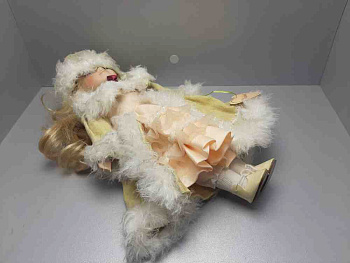 Кукла фарфоровая