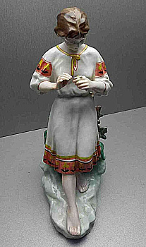 Фарфоровая статуэтка "Гадание на ромашке" полонская фабрика