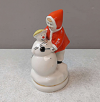 Статуэтка фарфор Девочка лепит снеговика