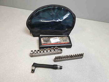 Вороток с набором бит и головок