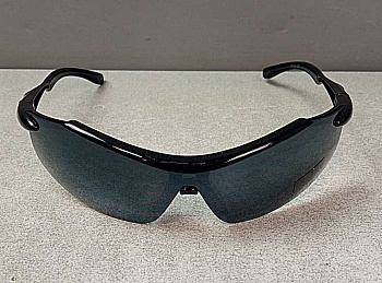 Солнцезащитные очки черные