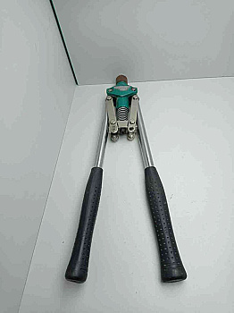 Заклепочник двуручный