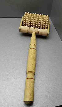Деревянный ручной массажер с ручкой